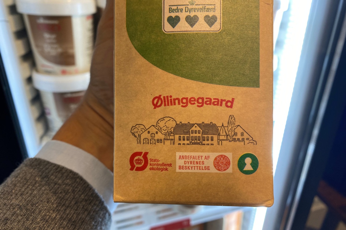 In Danimarca le certificazioni sono essenziali per attirare acquirenti molto esigenti. Su questa confezione di latte: in basso a sinistra il marchio danese per il biologico, che si somma a quello europeo con la fogliolina verde. Poi quello di protezione animale, rilasciato dalla principale organizzazione animalista danese. La serratura verde invece indica che il prodotto è sano. Infine, il marchio